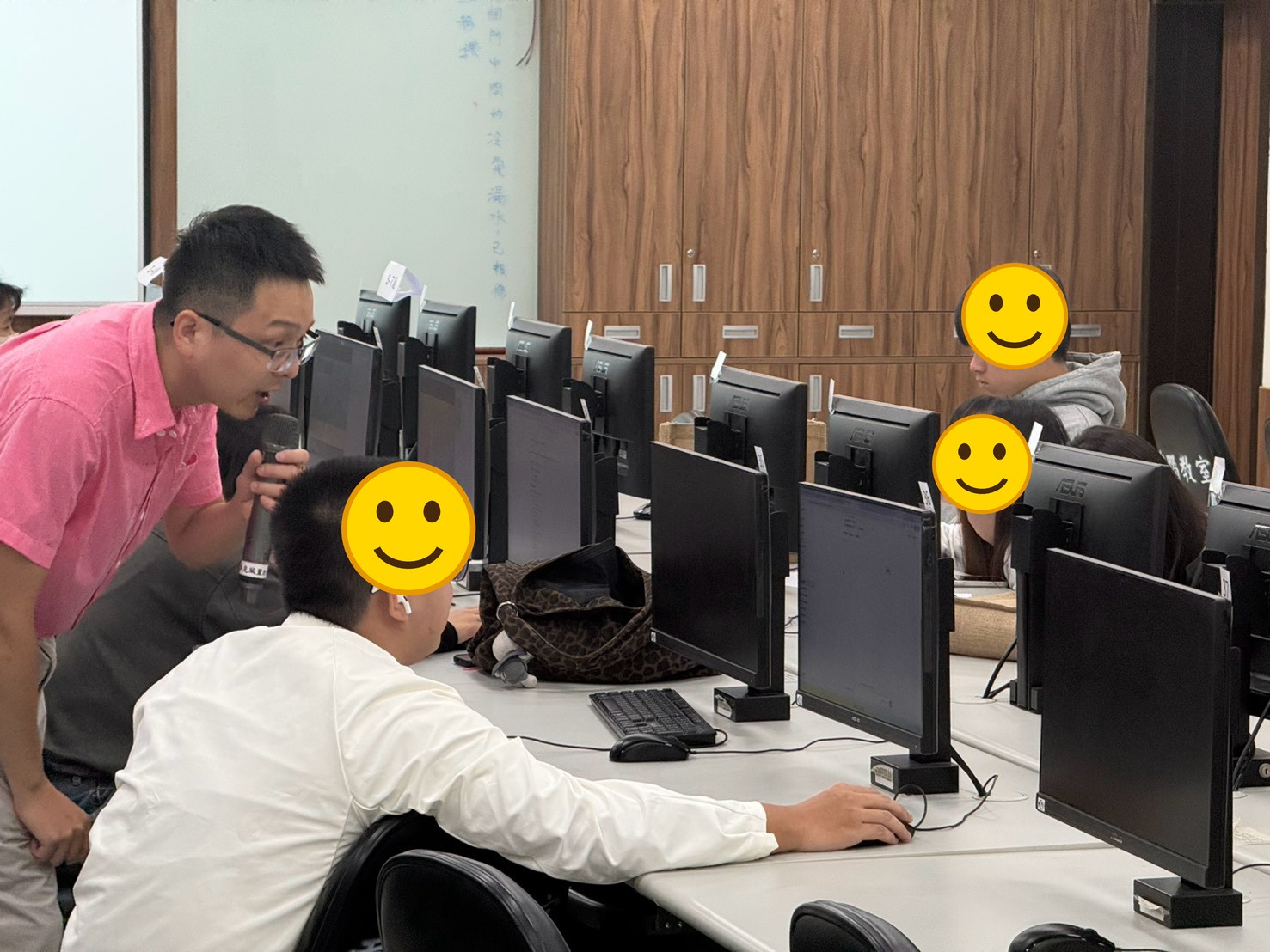 到各組看同學的作品,一起討論怎麼改